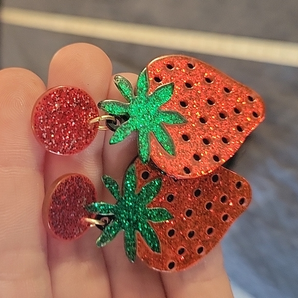 🤎 Glitter Strawberry Drop Earrings - Picture 2 of 7